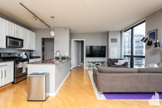 210 S Desplaines St in Chicago, IL - Building Photo - Building Photo