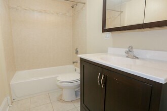 877 W Lill Ave, Unit D1 in Chicago, IL - Foto de edificio - Building Photo