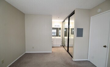 10321 Azuaga St in San Diego, CA - Building Photo - Building Photo