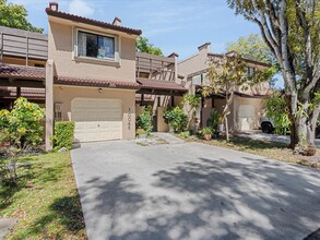 10045 Costa Del Sol Blvd in Doral, FL - Foto de edificio - Building Photo