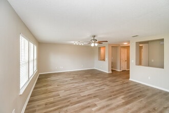 7157 Beekman Lake Dr in Jacksonville, FL - Foto de edificio - Building Photo