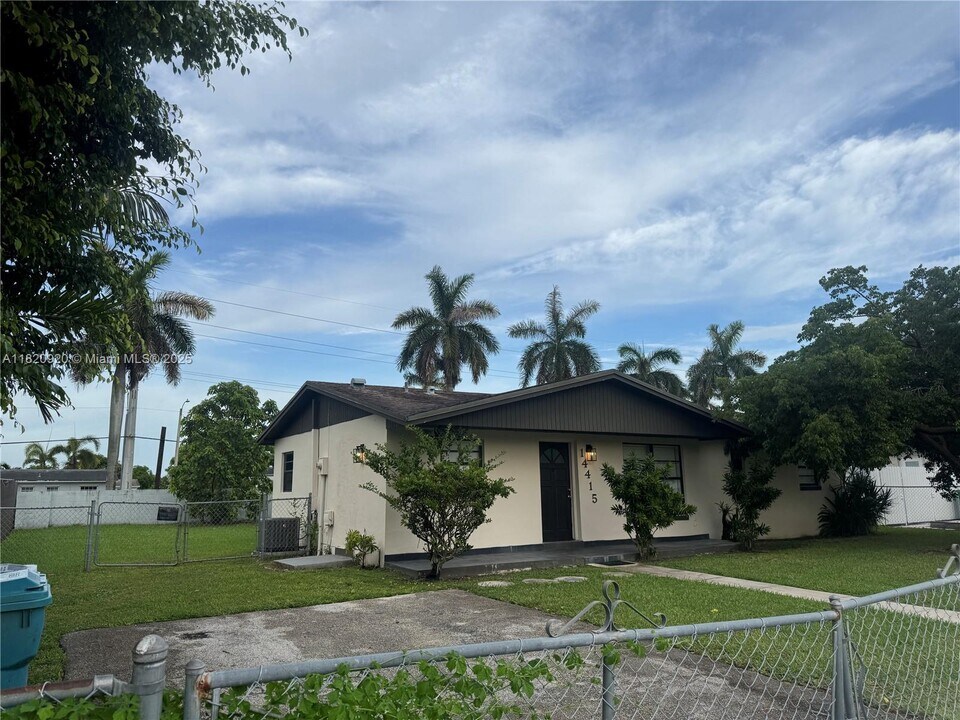 14415 SW 107th Ct in Miami, FL - Building Photo