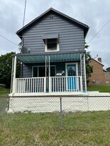 1127 Wallis Ave in Farrell, PA - Building Photo