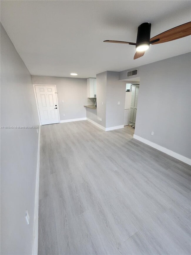 8145 NW 7th St, Unit 320 in Miami, FL - Building Photo - Building Photo