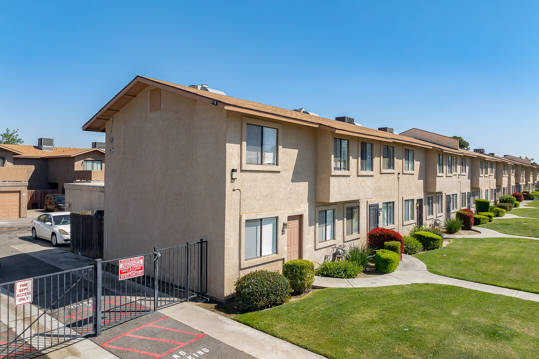 Saunders Park Villa in Bakersfield, CA - Building Photo