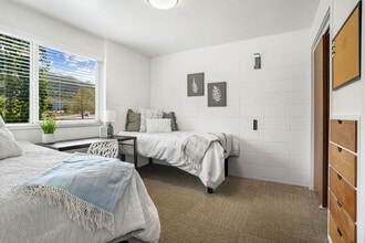 Harrison Heights - STUDENTS ONLY, AGES 18-30 in Ogden, UT - Foto de edificio - Building Photo