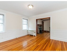 92 Poplar St-Unit -2 in Watertown, MA - Building Photo - Building Photo