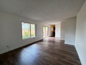 2872-2874-2874 SE Francis St in Portland, OR - Building Photo - Building Photo
