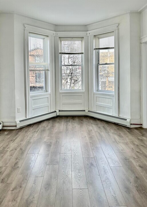 411 66th St in West New York, NJ - Building Photo