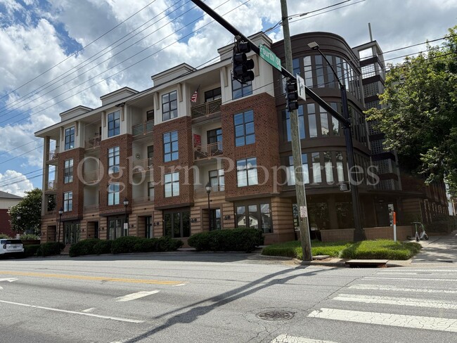 property at 810 W 4th St