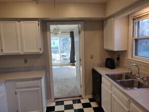 3158 Oak St, Unit upstairs in Kansas City, MO - Building Photo - Building Photo