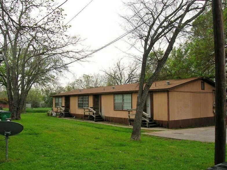 207 E Elm St in Burnet, TX - Building Photo