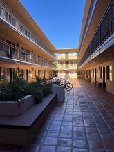 1286 W Adams Blvd in Los Angeles, CA - Foto de edificio - Building Photo