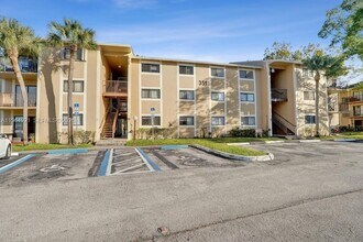 351 Palm Way in Pembroke Pines, FL - Building Photo - Building Photo
