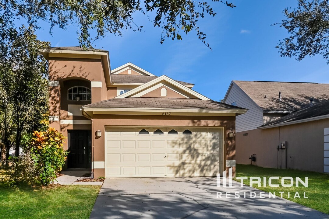 6137 Skylarkcrest Dr in Fish Hawk, FL - Foto de edificio