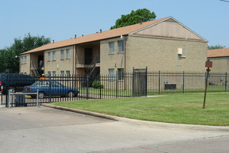 Sunlight Manor Apartments in Beaumont, TX - Building Photo - Building Photo