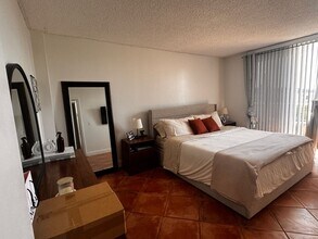 1801 S Treasure Dr in North Bay Village, FL - Foto de edificio - Building Photo