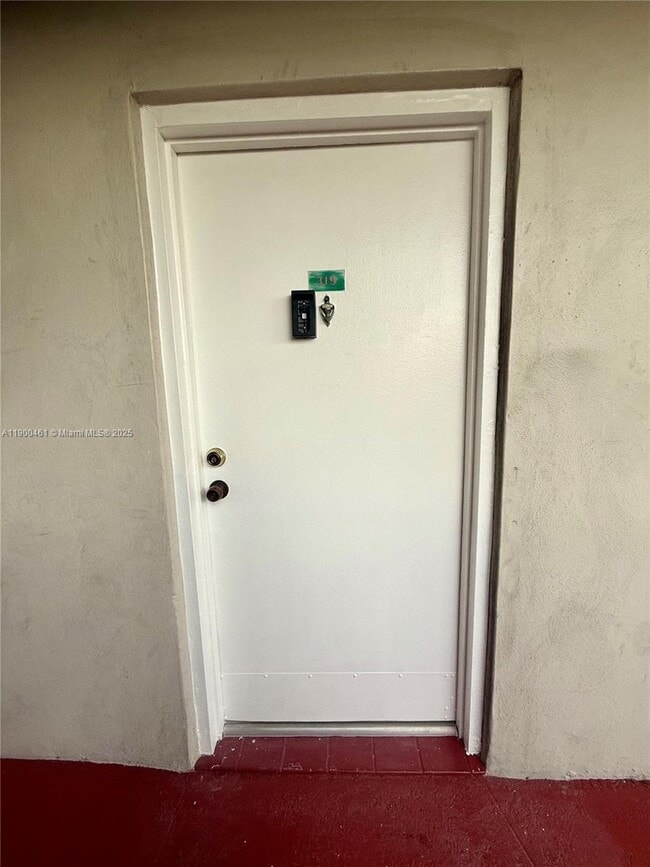 802 NW 87th Ave in Miami, FL - Foto de edificio - Building Photo