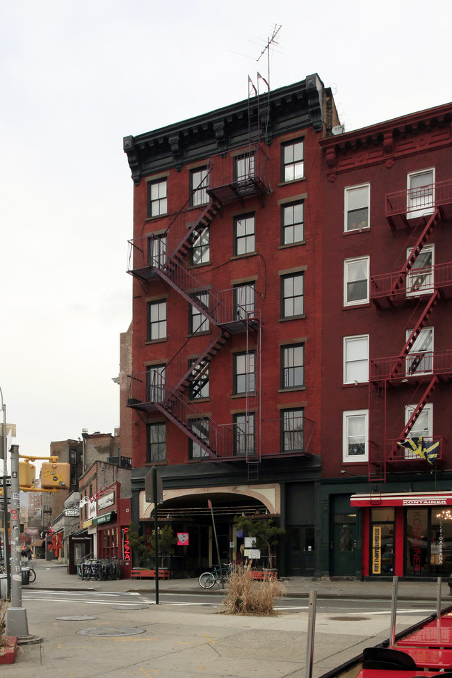 289 Bleecker St in New York, NY - Building Photo - Building Photo