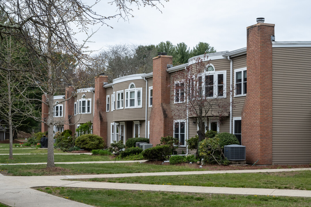 Page Place in Bedford, MA - Foto de edificio