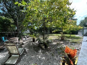 110 NE 56th St in Miami, FL - Foto de edificio - Building Photo