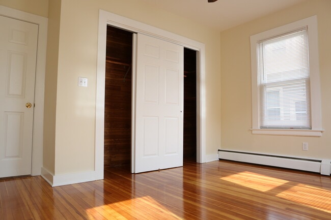 33 S Cherry St, Unit #1 in Wallingford, CT - Foto de edificio - Building Photo