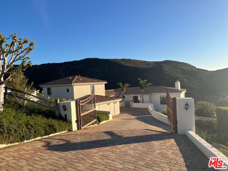 5200 Horizon Dr in Malibu, CA - Building Photo