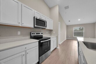 1879 SW Lennox St in Port St. Lucie, FL - Foto de edificio - Building Photo
