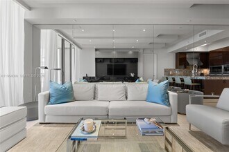 9703 Collins Ave in Bal Harbour, FL - Foto de edificio - Building Photo