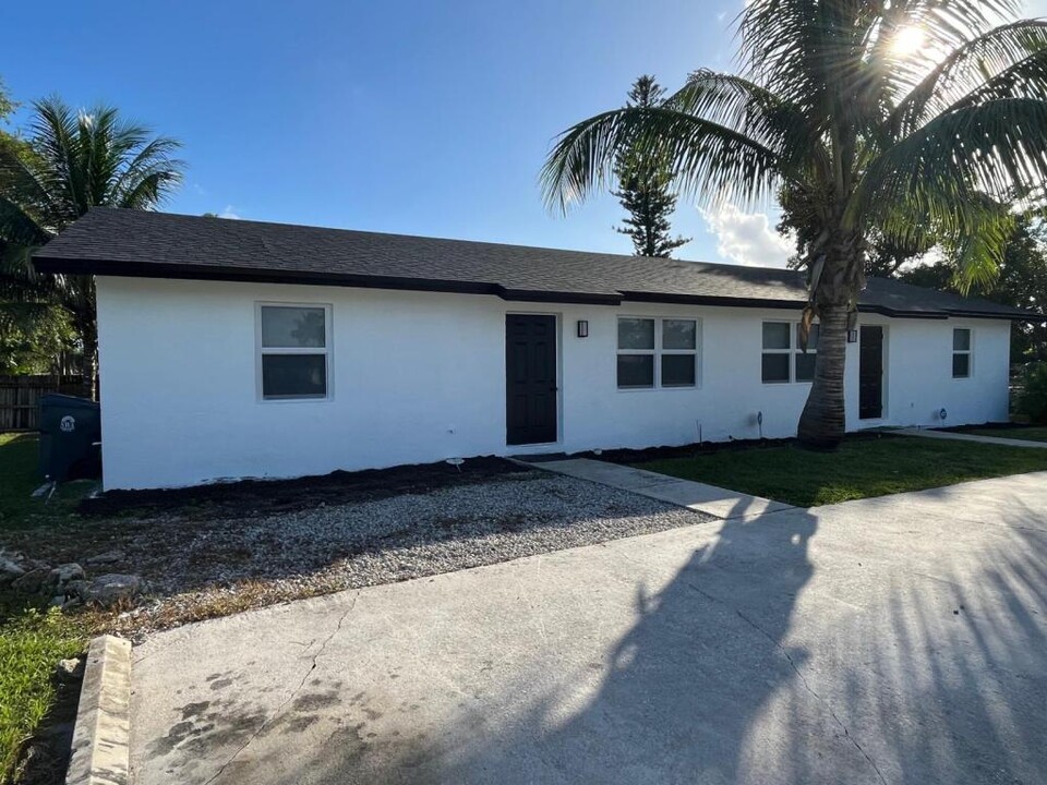 3642 Melaleuca Ln in Lake Worth, FL - Building Photo