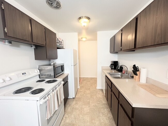 Williamsburg Square Apartments in Woodhaven, MI - Foto de edificio - Building Photo