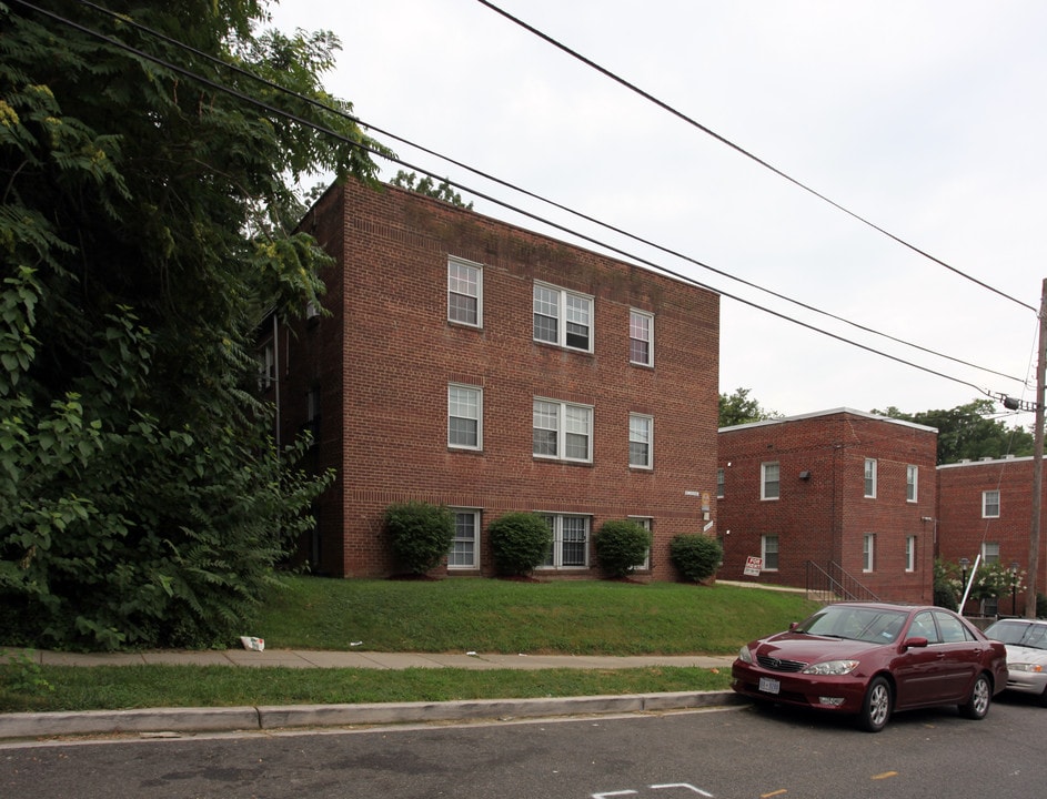 2711 Q St SE in Washington, DC - Building Photo