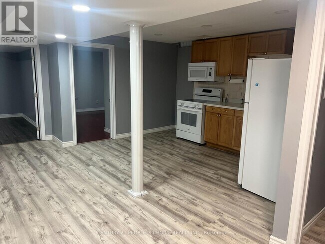 80 Atkins Cir in Brampton, ON - Building Photo - Building Photo