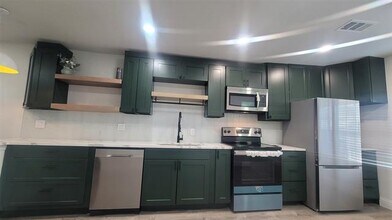 1204 Live Oak St in Commerce, TX - Building Photo - Building Photo