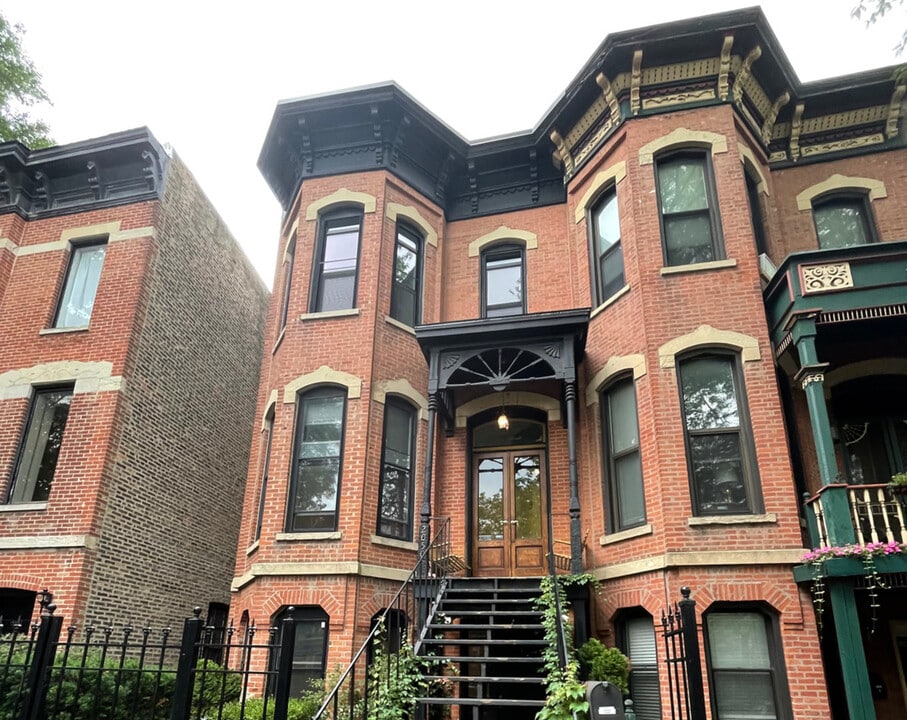 2050 N Bissell St, Unit 1 in Chicago, IL - Building Photo
