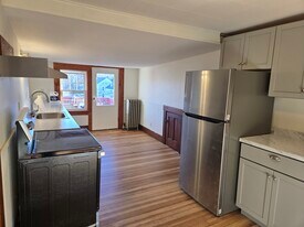 10 Pierce St in Dover, NH - Building Photo