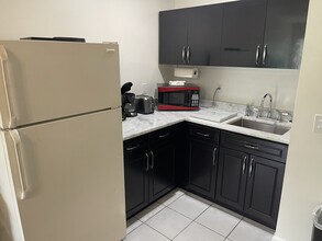 1121 SW 22nd Ave, Unit 1A in Fort Lauderdale, FL - Foto de edificio - Building Photo