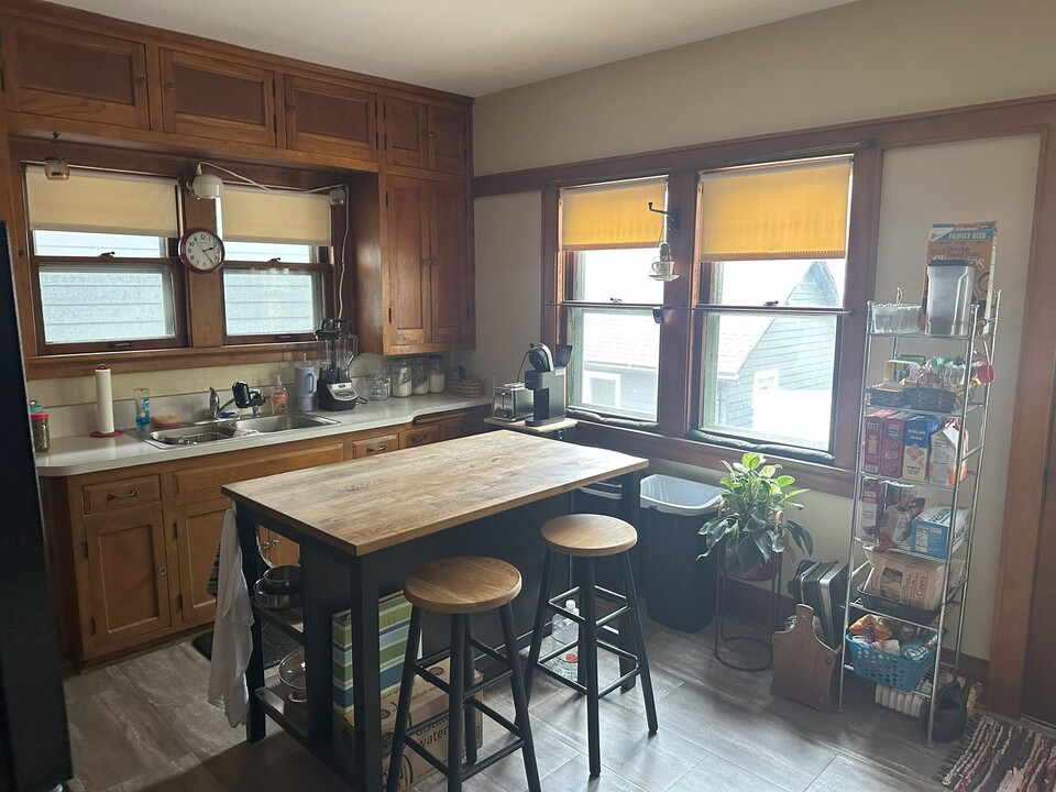 2571-2573-2573 S Howell Ave in Milwaukee, WI - Building Photo