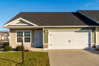 Perry Creek Townhomes - Midland, MI in Midland, MI - Foto de edificio - Building Photo