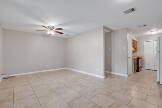 310 E Hutchins Pl in San Antonio, TX - Building Photo - Building Photo