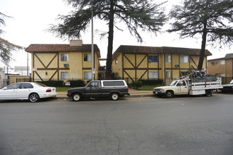 Langdon Villas in Van Nuys, CA - Building Photo - Building Photo