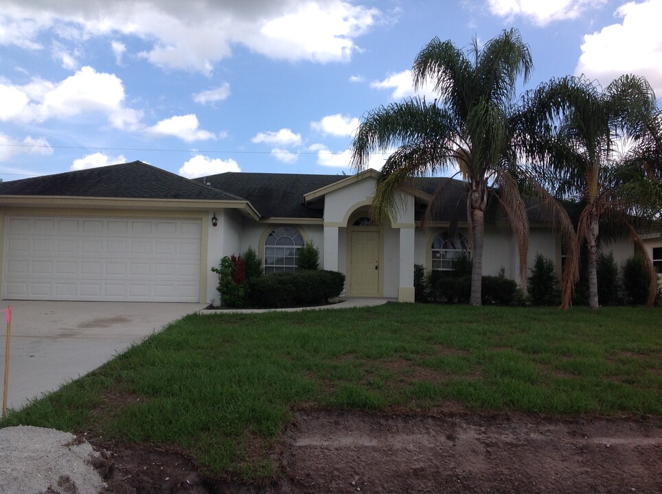 962 SW Paar Dr in Port St. Lucie, FL - Building Photo