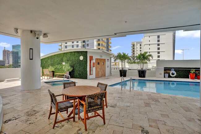 315 NE 3rd Ave, Unit #1606 in Fort Lauderdale, FL - Foto de edificio - Building Photo