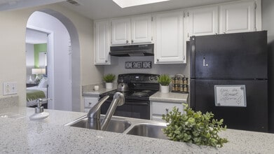 Enclave at Lake Ellenor in Orlando, FL - Foto de edificio - Building Photo