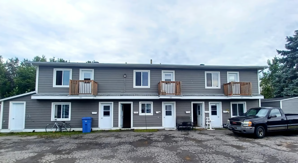 823-827 De Grande Île Av in Salaberry-de-valleyfield, QC - Building Photo