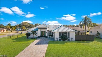 24 Crestwood Cir S in Lehigh Acres, FL - Building Photo