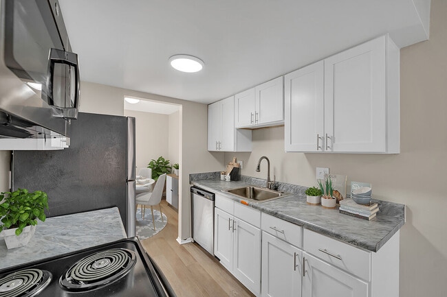 The Lakes in Southfield, MI - Building Photo - Building Photo