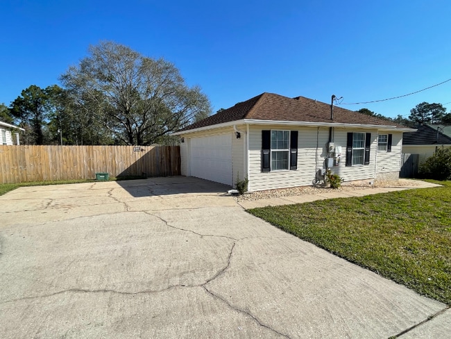 447 Apple Dr in Crestview, FL - Building Photo - Building Photo