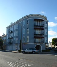 98 Cervantes Blvd in San Francisco, CA - Foto de edificio - Building Photo