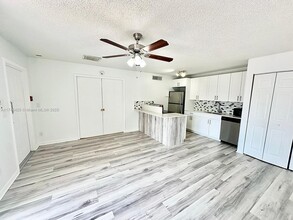639 Executive Center Dr in West Palm Beach, FL - Building Photo - Building Photo